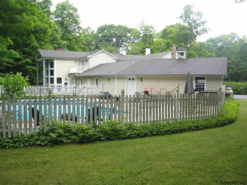 3rd image of 92 OAK HILL Road