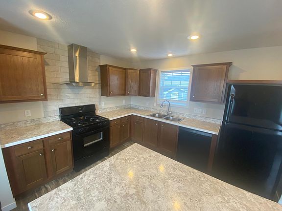 3rd image of 59504 Hardy Ln