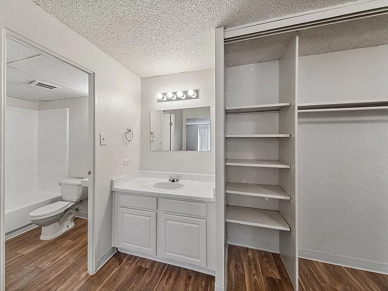 Ridgemoor Apartment Homes — Photo 5