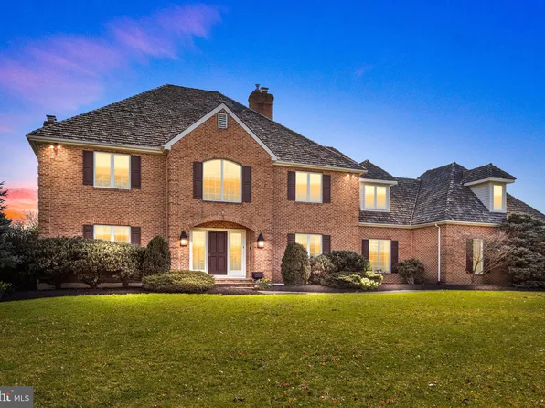 5 Avondale Dr, Newtown, PA 18940