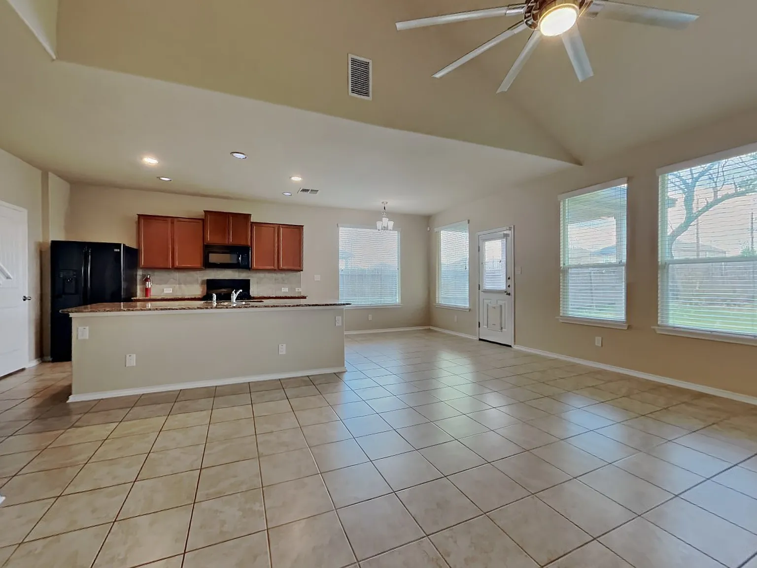 4 bed, 2.5 bath, 2360 sqft, $2,095 — Photo 3