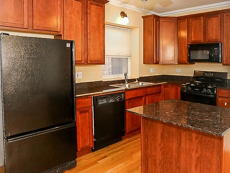 626 W Roscoe St #1 — Photo 1