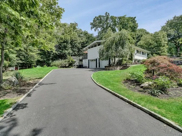 2 Lancaster Ln, Monsey, NY 10952