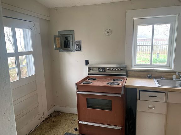 5th image of 310 E Franklin St
