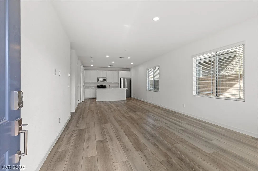 3 bed, 2.5 bath, 1480 sqft, $2,400 — Photo 2