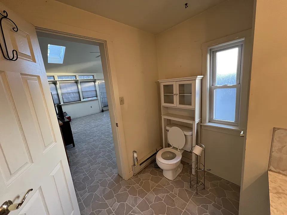 Half-bath attached to sunroom pic 2
