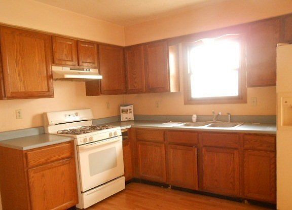 4th image of 117 E Division St