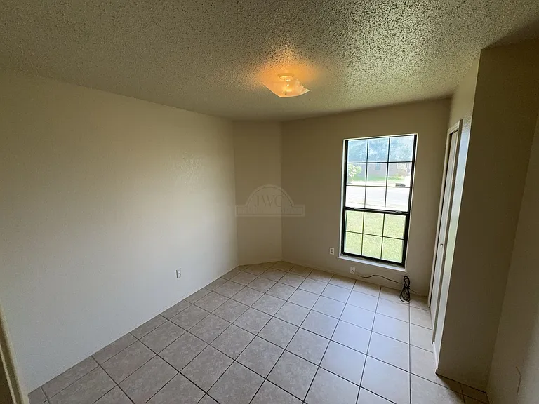 2208 Hemlock Dr — Photo 10