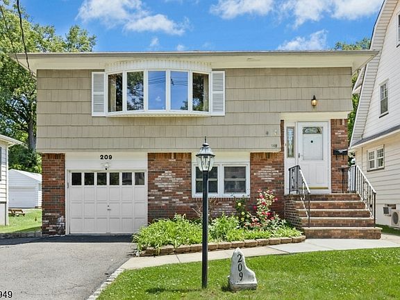 2nd image of 209 Chestnut St