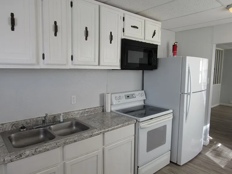 2 Bed 1 Bath in Triplex — Photo 7
