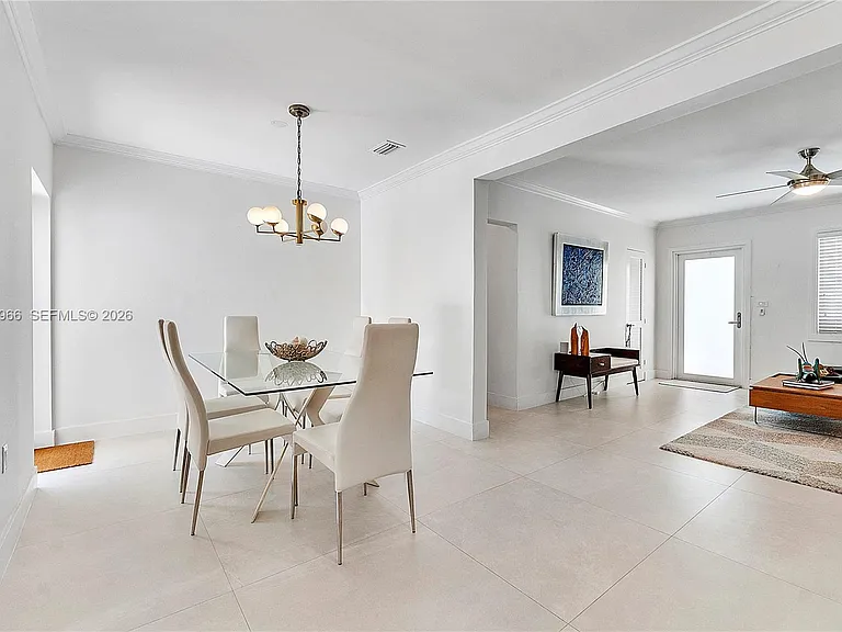 301 Hampton Ln — Photo 12