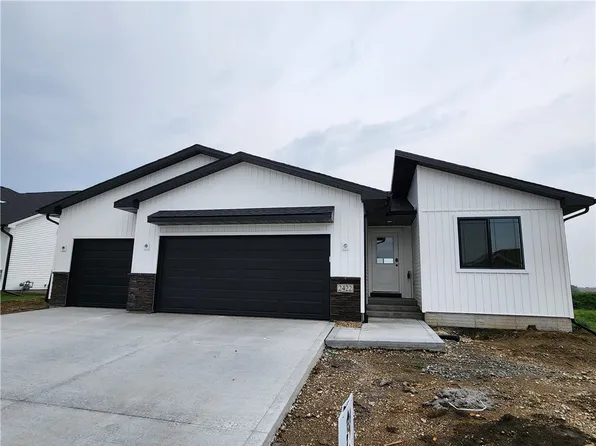 2422 N 8th Ave E, Newton, IA 50208