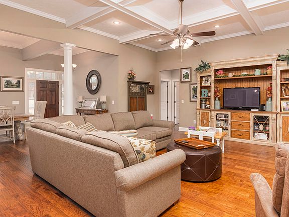 3rd image of 986 White Oak Ln