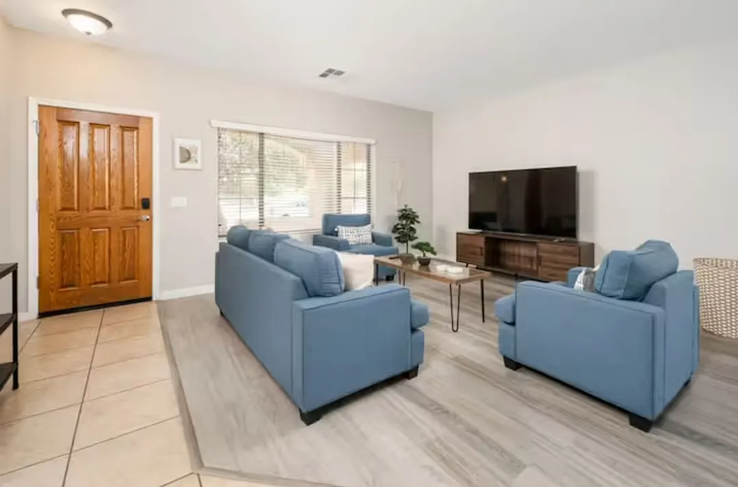 6 bed, 3000 sqft, $4,475 — Photo 2
