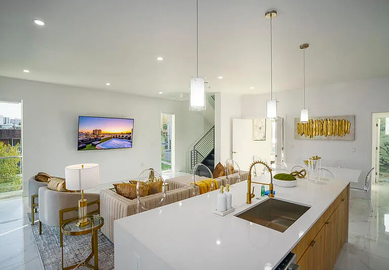 1006 N Riverside Dr — Photo 12