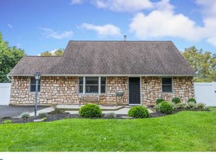 42 Quaker Hill Rd, Levittown, PA 19057