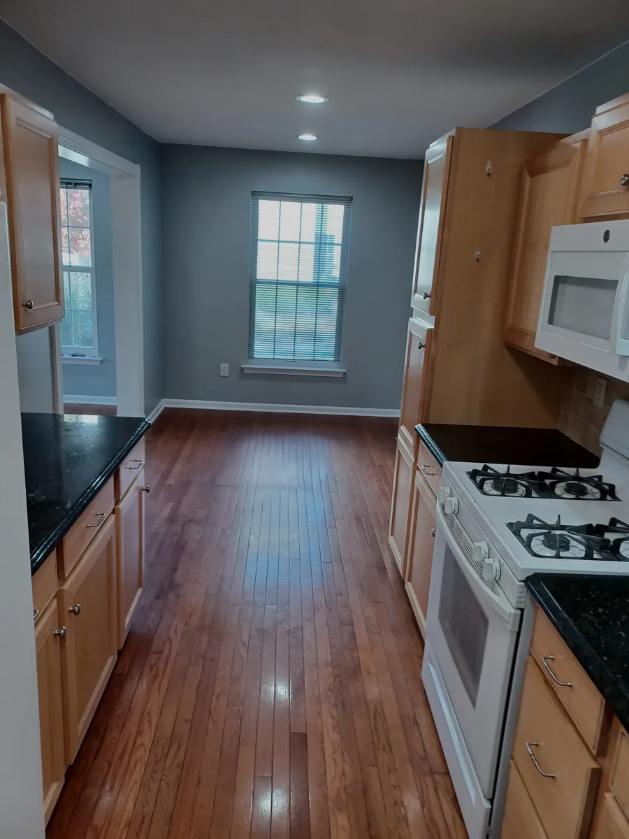 Nice sized eating area for dining table and entertaining - 116 E Moreland Ave #A5