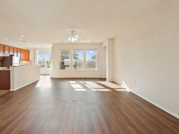 4th image of 136 Prairie Creek Trl