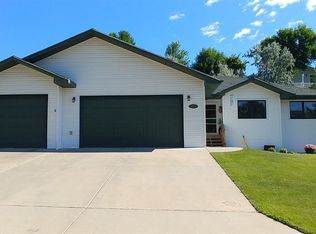 1424 Golden Valley Ln, Minot, ND 58703