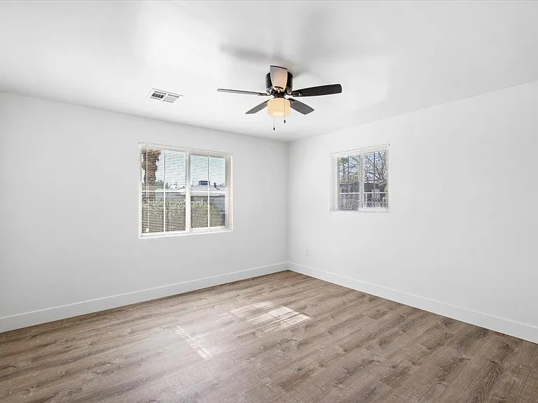 528 W 18th St — Photo 11