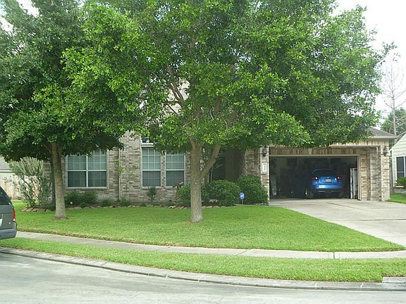 GREAT SHADY FRONT YARD. NICELY LANSCAPEDARD