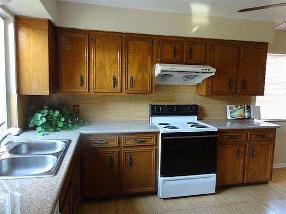Big kitchen with upgraded Granite counter top