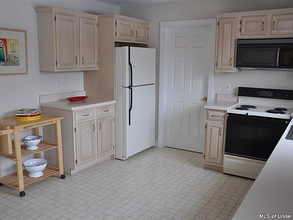 3rd image of 166 Huguenot St