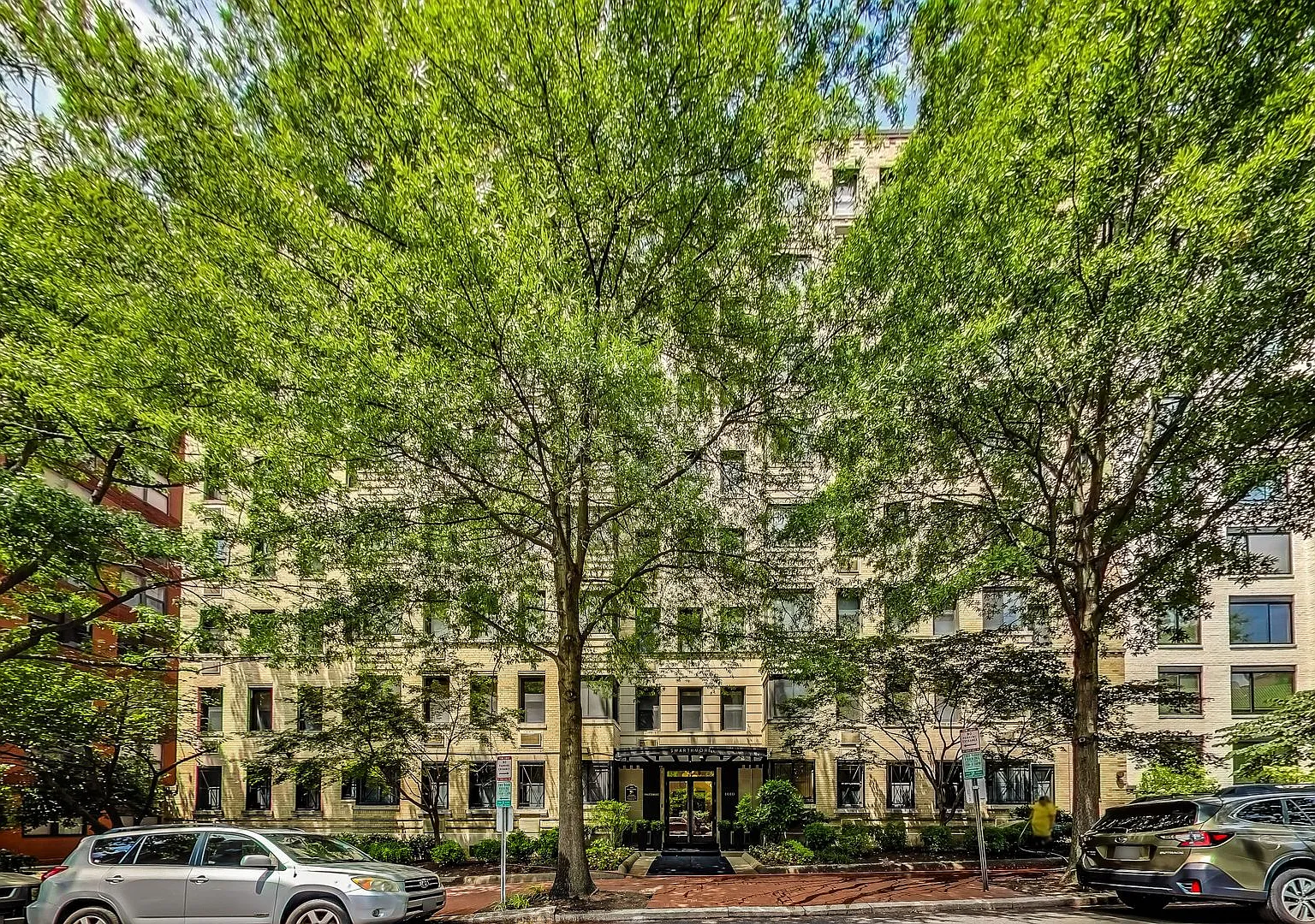 Stylish 1 Bedroom Condo in Foggy Bottom! — Photo 1