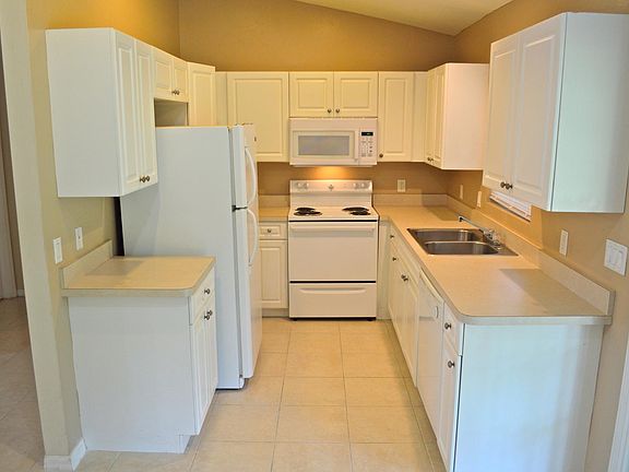 3rd image of 3011 S Beechwood Cir