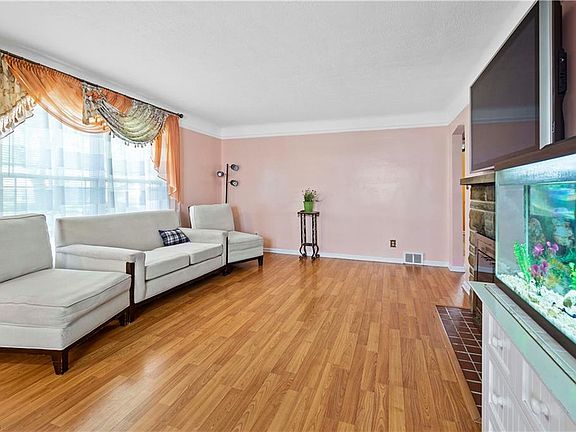 3rd image of 6870 Beresford Ave
