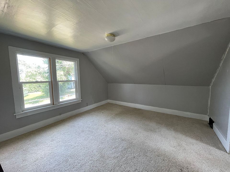 1st image of 646 3rd St SE