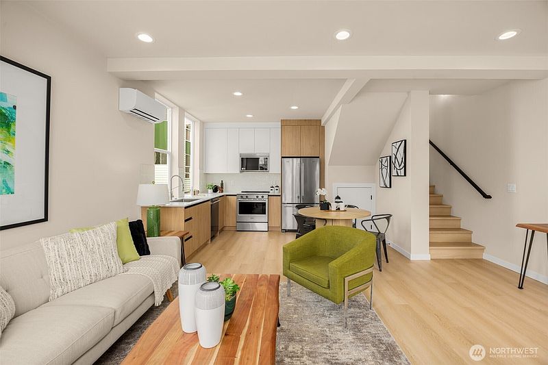 3rd image of 904 A 28th Avenue S