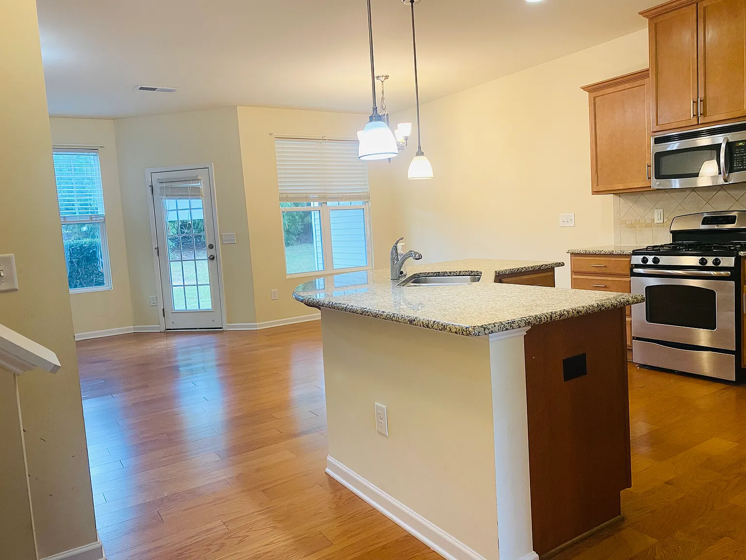 3 bed, 1650 sqft, $2,100 — Photo 2