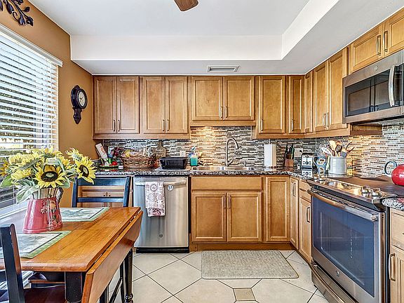 3rd image of 361 Palm Dr APT 1