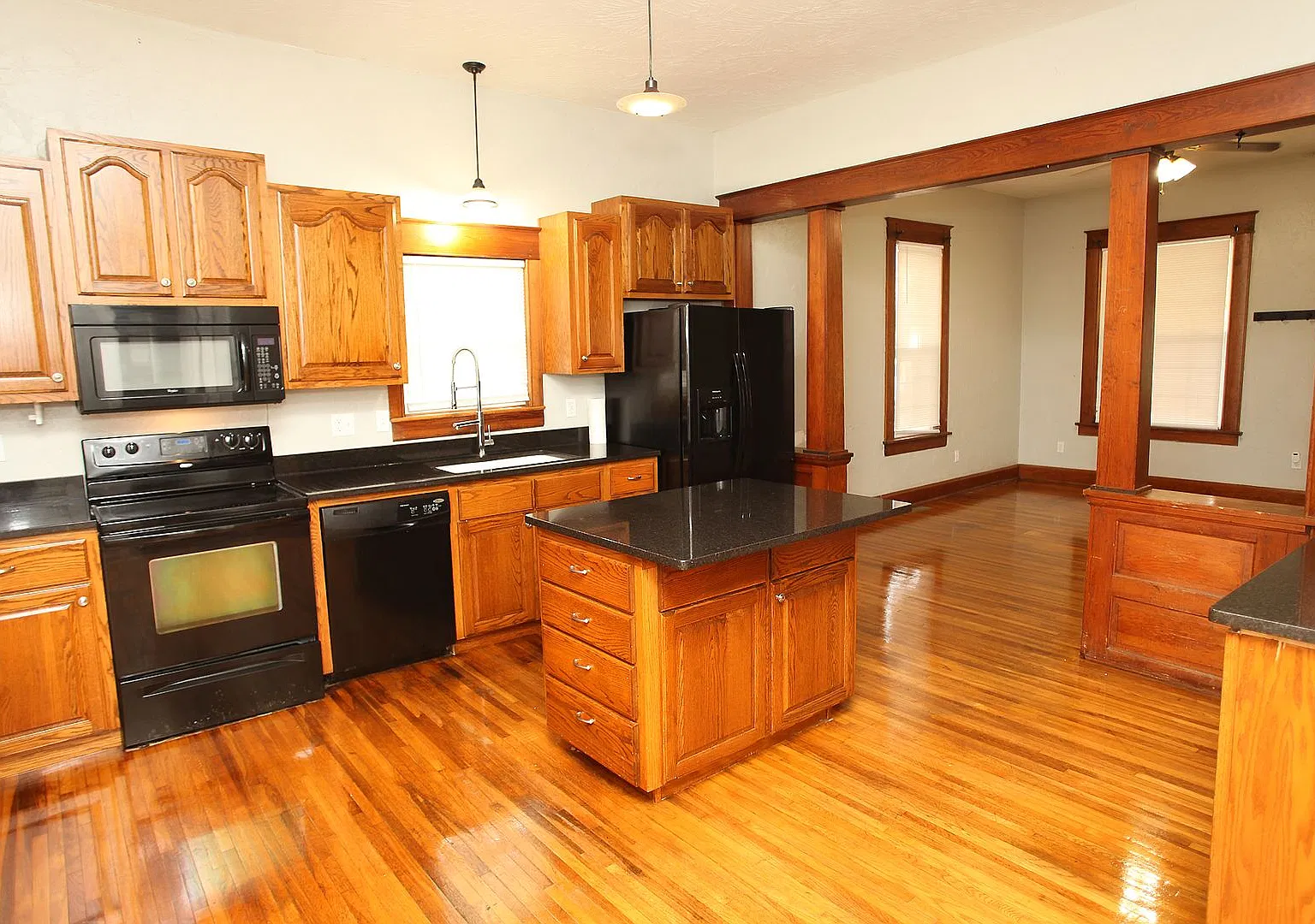 Cute Bungalow style home Large Yard Near MSU 3 Bed 2 Bath — Photo 4