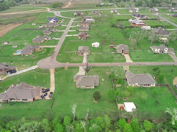 This like new home is located in Kickapoo Preserve