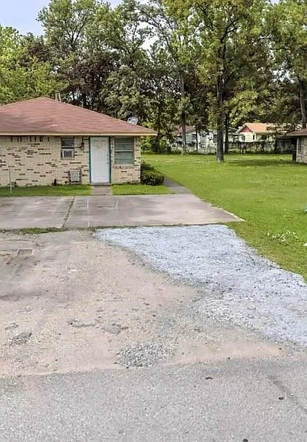 2 bed, 1.0 bath, 1470 sqft, $950 — Photo 2