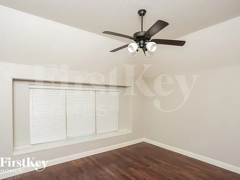 921 Loftin St — Photo 6