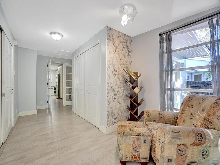 720 SW 11th Ct — Photo 29