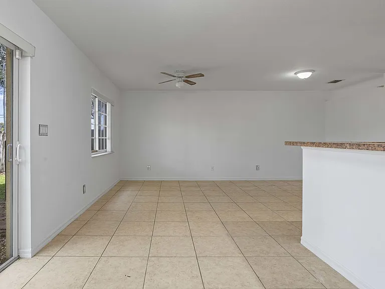 330 SW 2nd Ave #3 — Photo 11