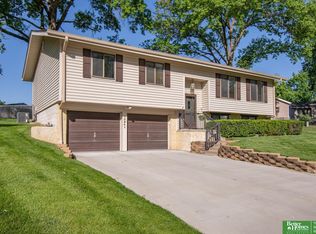 13941 Washington Cir, Omaha, NE 68137
