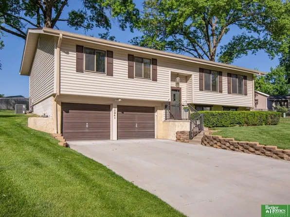 13941 Washington Cir, Omaha, NE 68137
