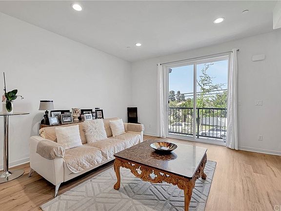 5th image of 3564 Savanna St