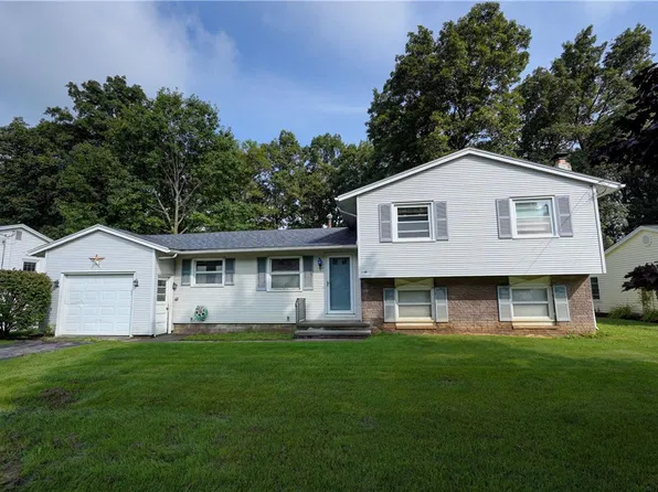 118 Holiday Ln, Canandaigua, NY 14424