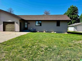 802 E Clay St, Elk Point, SD 57025