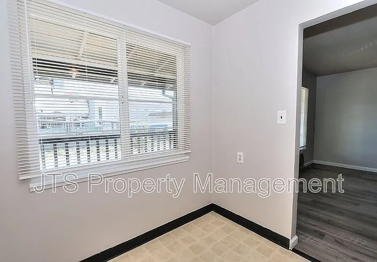 4439 V St #5 — Photo 21