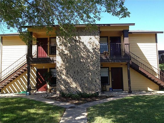 3rd image of 715 Wellesley Ct APT B