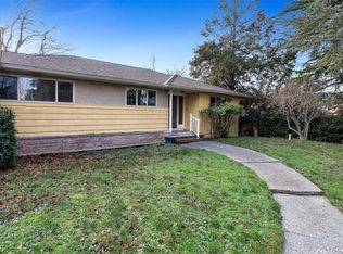 2227 Edgelow St, Saanich, BC V8N 1R6