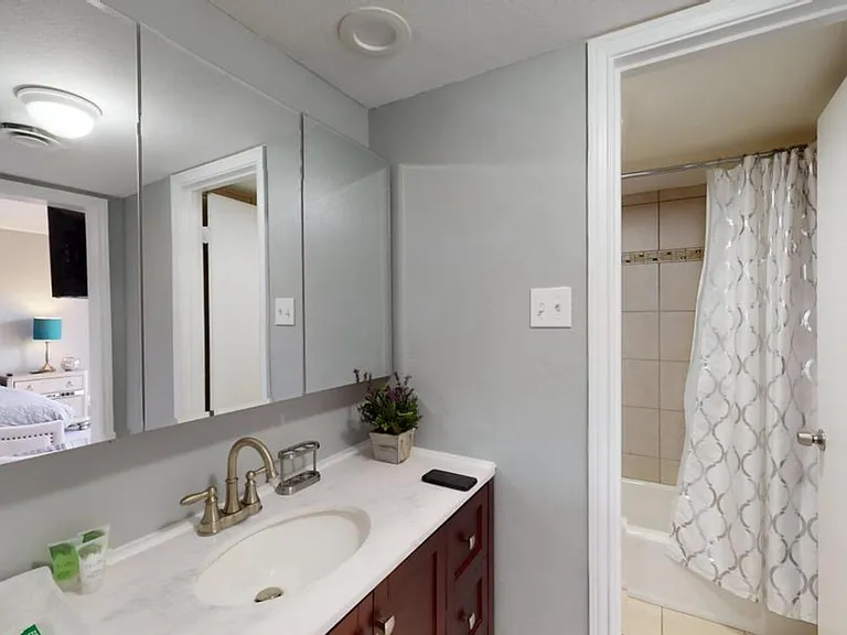 E Avenue J — Photo 16