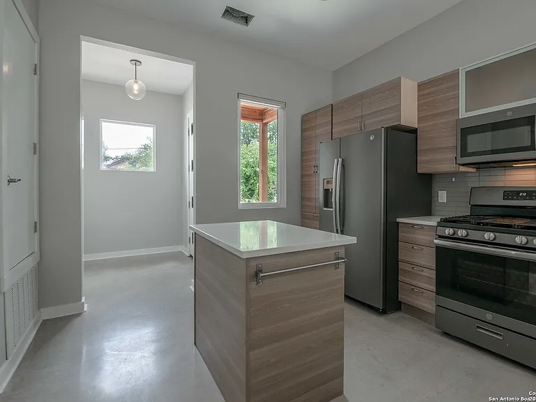 817 Potomac — Photo 12